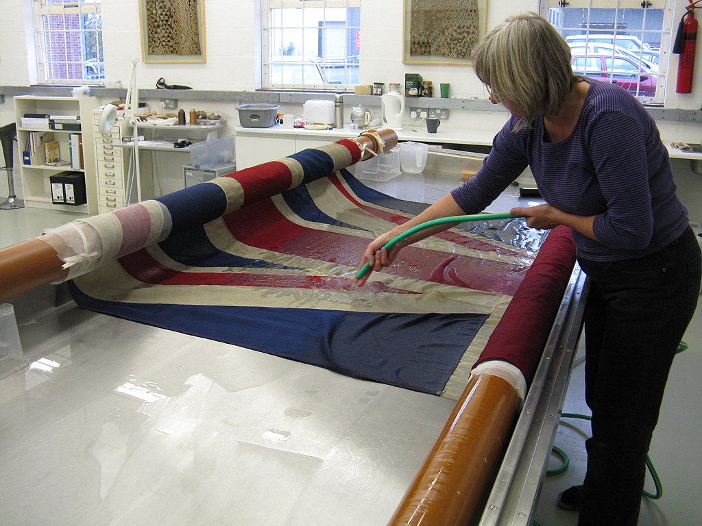 The flag in the wash bath for wet cleaning.