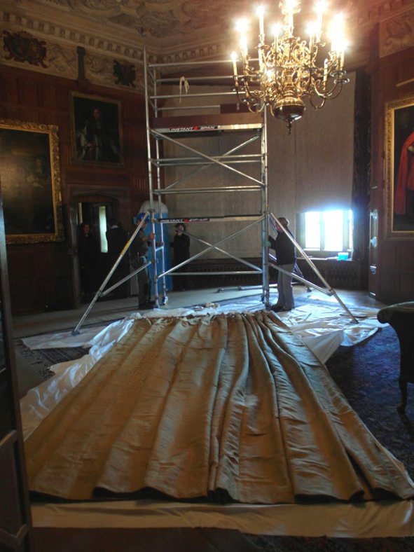 Installation of the curtains after conservation treatment